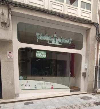 Se alquila local comercial en el centro de Ribeira
