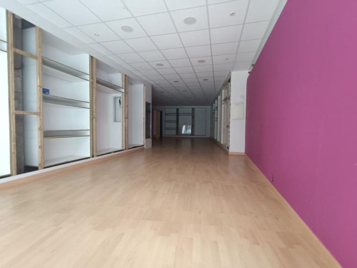 Se alquila local comercial en el centro de Ribeira