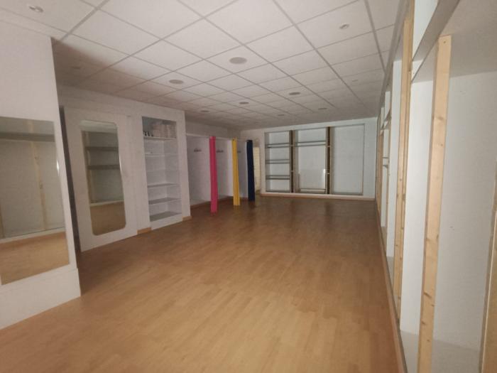 Se alquila local comercial en el centro de Ribeira