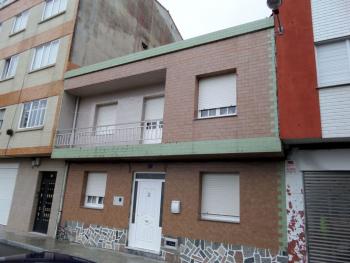 Se vende casa con jardín trasero en Ribeira