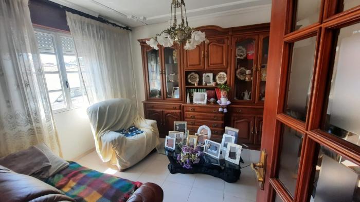 Se vende casa con jardín trasero en Ribeira