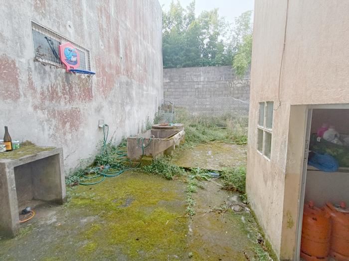 Se vende casa con jardín trasero en Ribeira