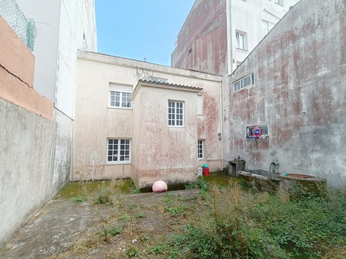 Se vende casa con jardín trasero en Ribeira