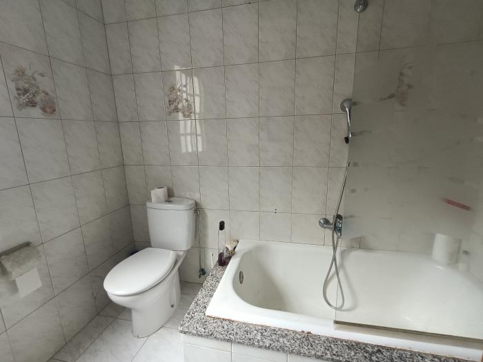 Se vende casa con jardín trasero en Ribeira