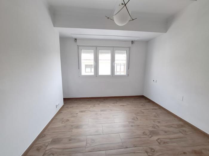 Se vende piso amplio en el centro de Ribeira