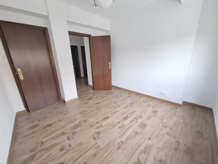 Se vende piso amplio en el centro de Ribeira