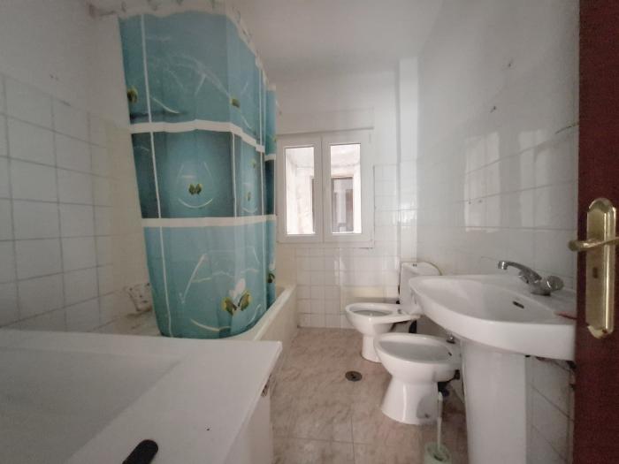 Se vende piso amplio en el centro de Ribeira