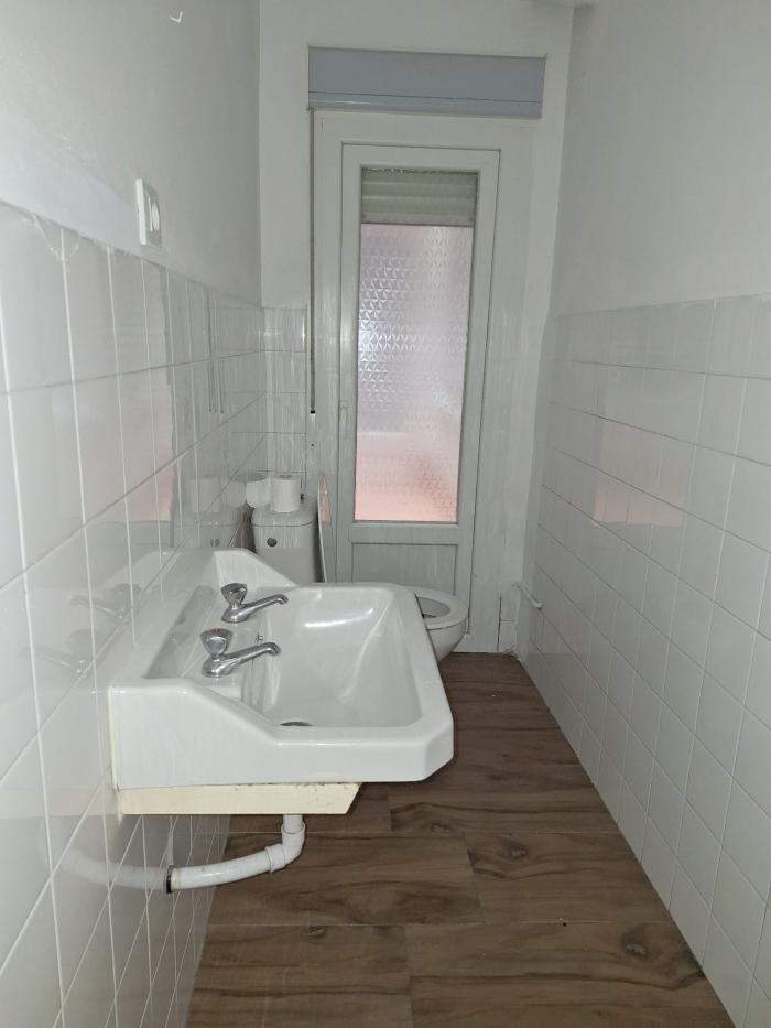Se vende piso amplio en el centro de Ribeira