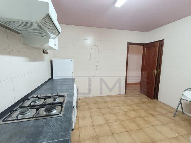 Se vende céntrico piso de cuatro dormitorios