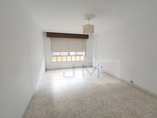 Se vende céntrico piso de cuatro dormitorios