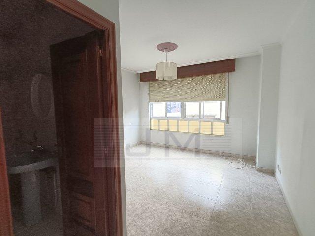 Se vende céntrico piso de cuatro dormitorios
