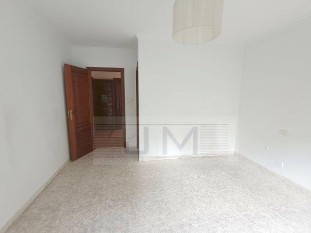 Se vende céntrico piso de cuatro dormitorios