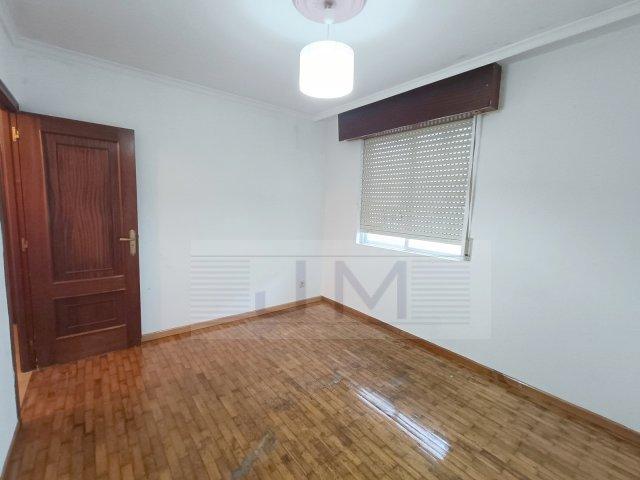 Se vende céntrico piso de cuatro dormitorios