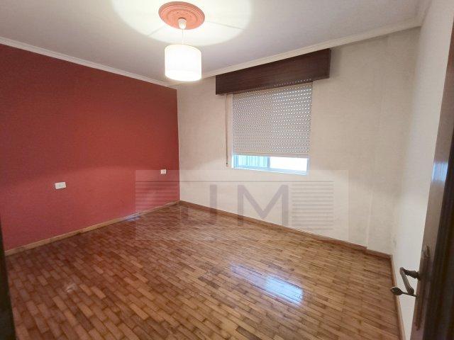 Se vende céntrico piso de cuatro dormitorios