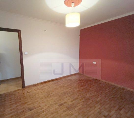 Se vende céntrico piso de cuatro dormitorios