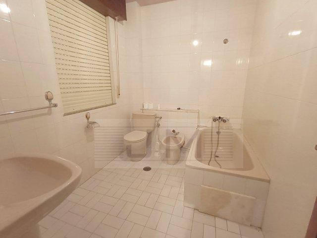 Se vende céntrico piso de cuatro dormitorios
