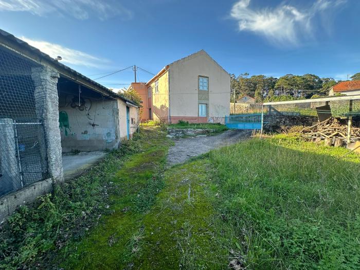 Se vende casa con terreno en Olveira