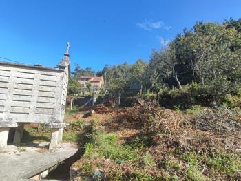 Terreno edificable con Horreo de Piedra en Caamaño 