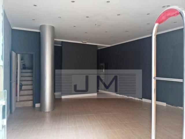 Se vende local comercial muy céntrico en Ribeira