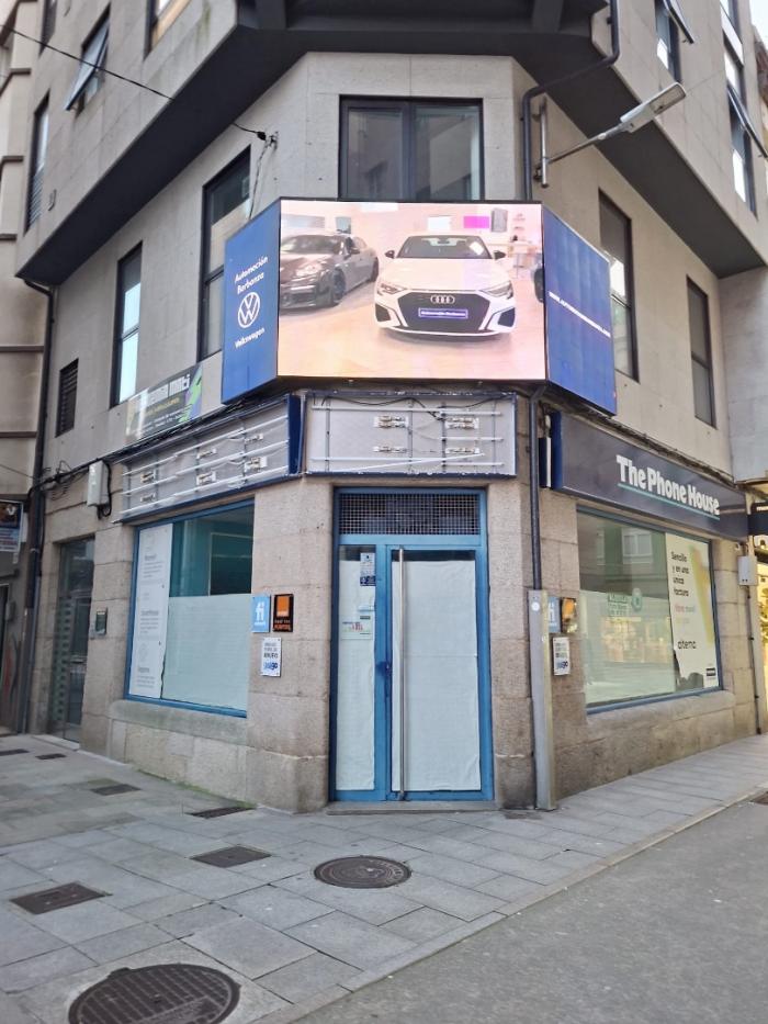 Se alquila local comercial en el centro de Ribeira