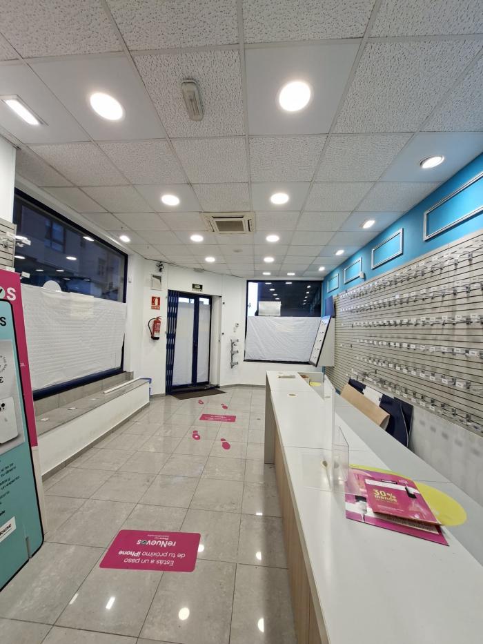 Se alquila local comercial en el centro de Ribeira