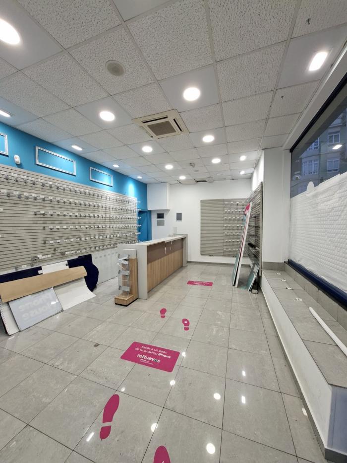 Se alquila local comercial en el centro de Ribeira