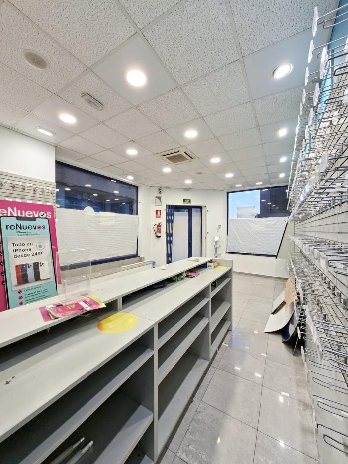 Se alquila local comercial en el centro de Ribeira