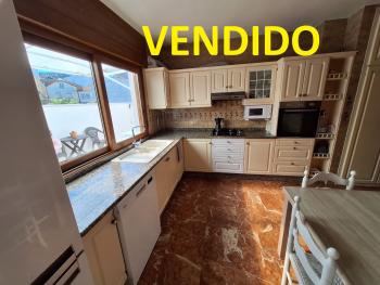 Se vende piso con patio en la zona de Padín