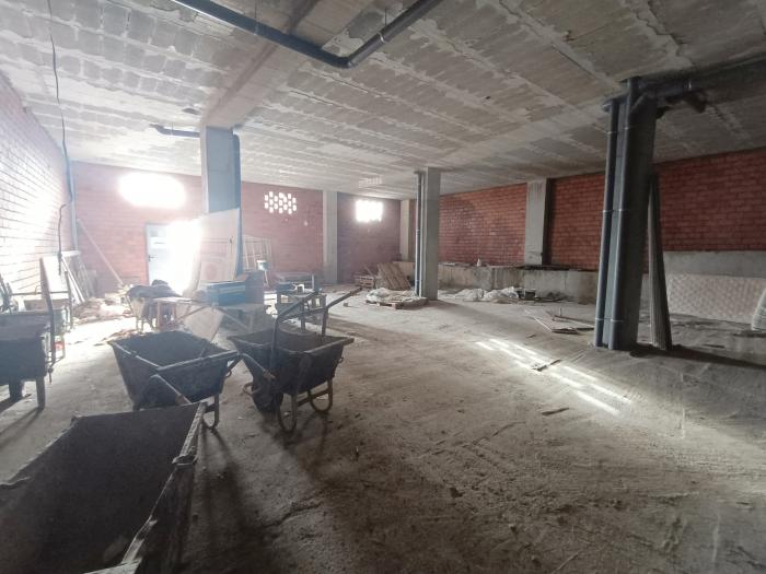 Se vende bajo comercial a pocos metros de la playa en Ribeira