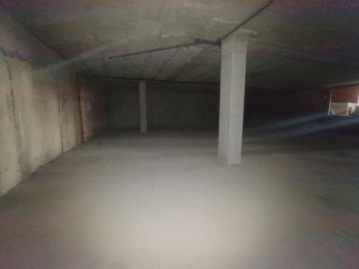 Se vende bajo comercial a pocos metros de la playa en Ribeira