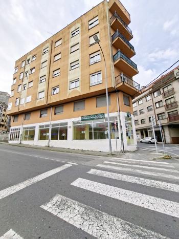 Se alquila local comercial en Ribeira
