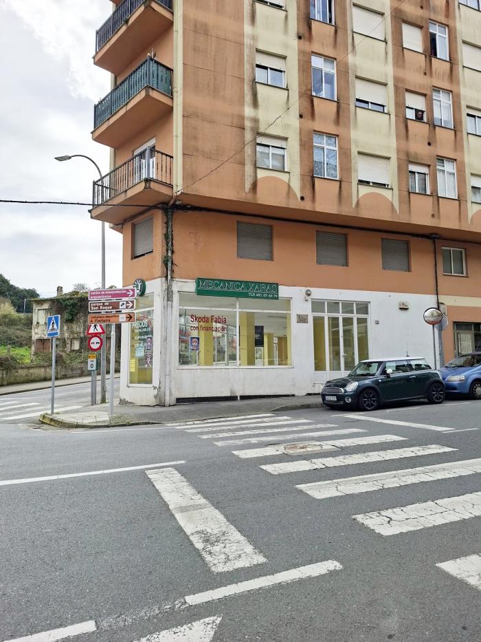 Se alquila local comercial en Ribeira