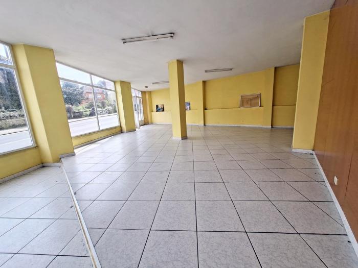 Se alquila local comercial en Ribeira