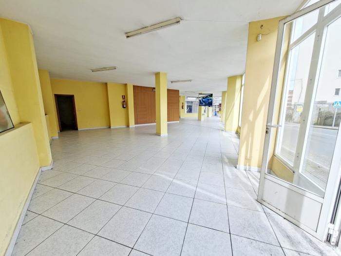 Se alquila local comercial en Ribeira
