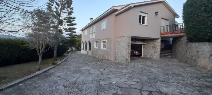 Se vende magnífico chalet con piscina en Ribeira