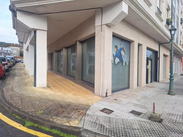 Se alquila local comercial en Ribeira