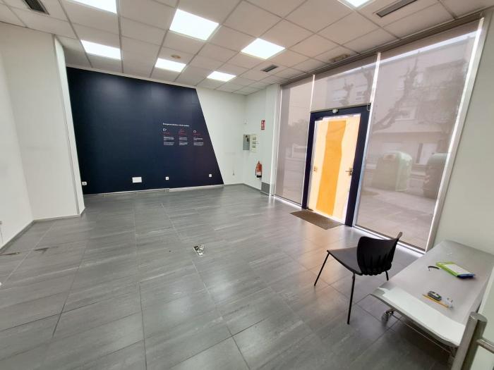 Se alquila local comercial en Ribeira