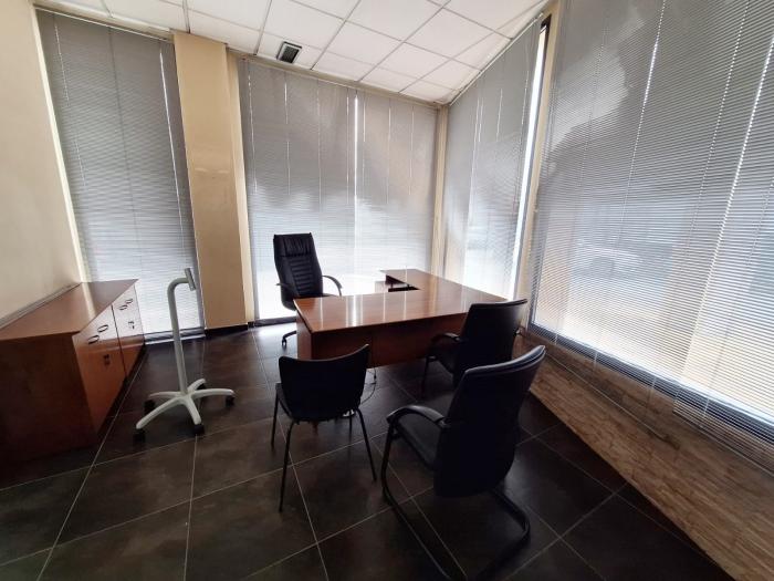 Se alquila local comercial en Ribeira