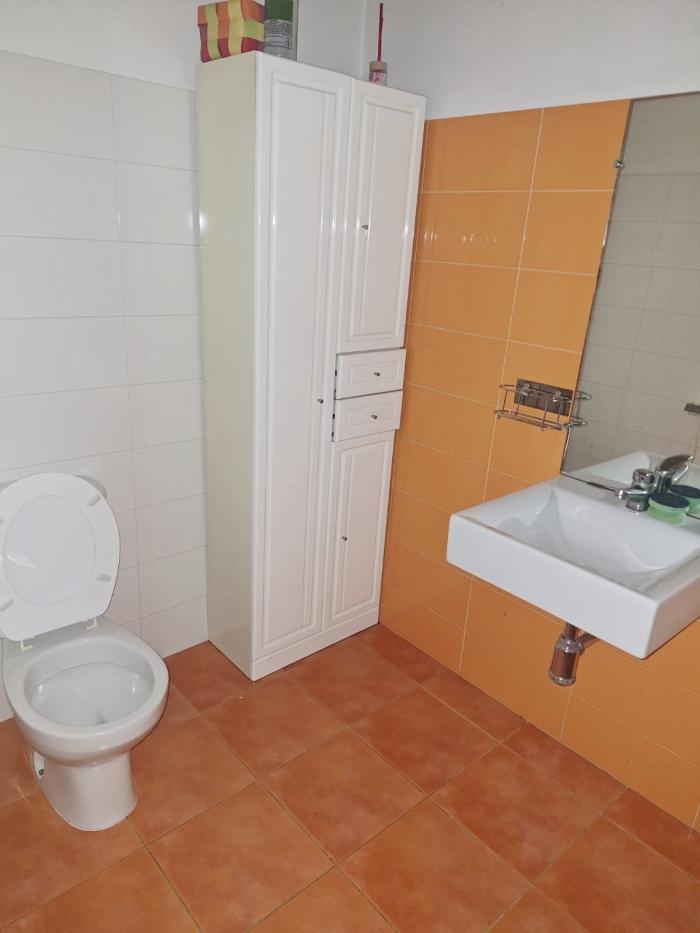 Se alquila local comercial en Ribeira