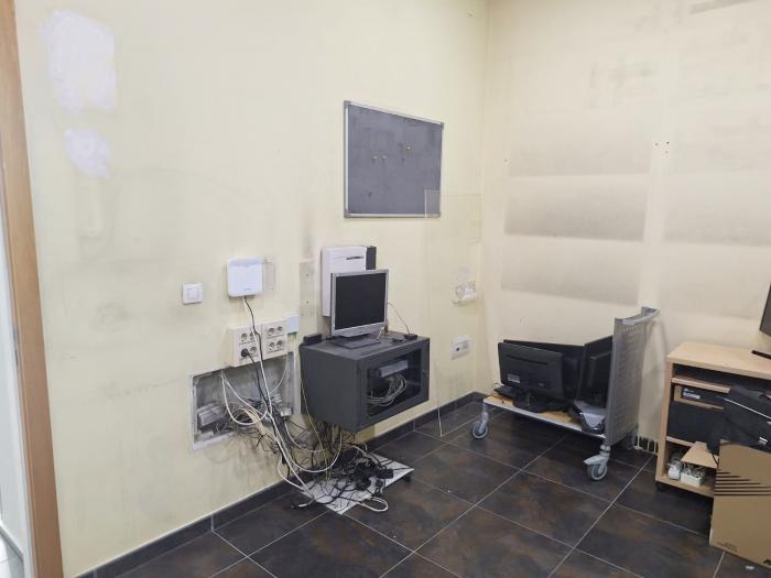 Se alquila local comercial en Ribeira