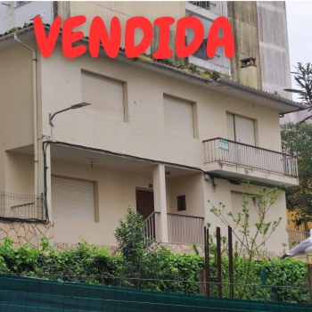 Se vende casa con jardín y garaje en el centro de Ribeira