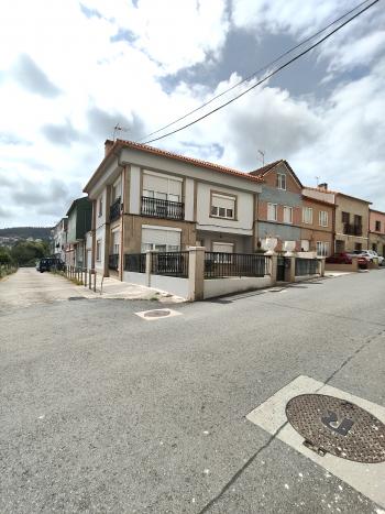 Se vende casa con jardín a un paso de Coroso