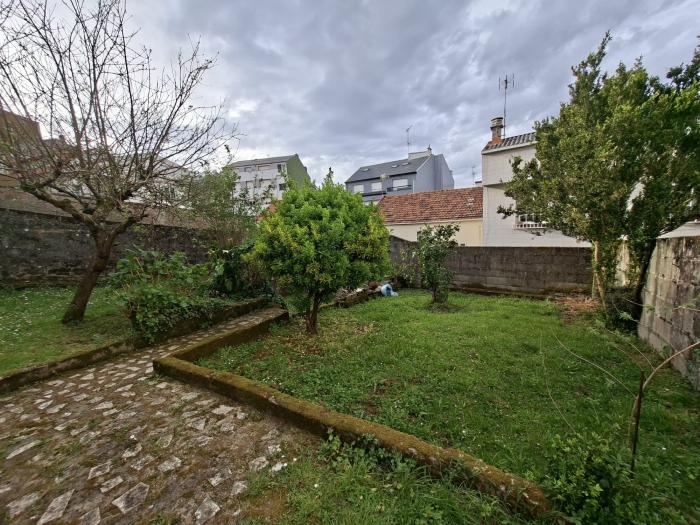 Se vende casa con jardín en Ribeira