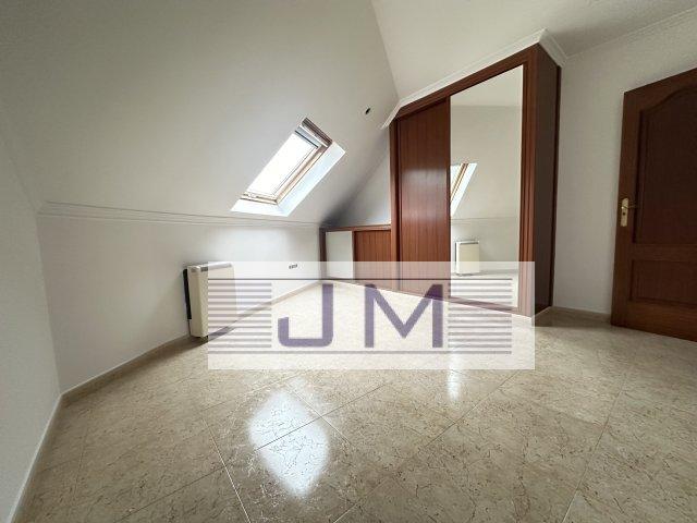 Se vende ático con terraza en la zona de la canteira