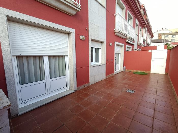 Se vende apartamento con patio cerca de la playa de Coroso
