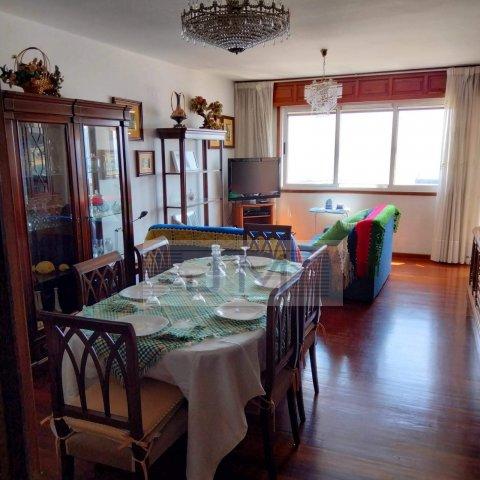 Se vende piso amplio con terraza y vistas en Ribeira