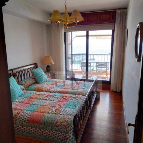 Se vende piso amplio con terraza y vistas en Ribeira