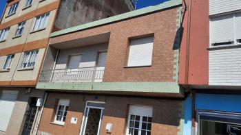 Se vende casa con terreno céntrica en Ribeira