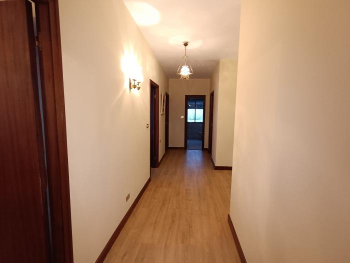 Se vende casa con jardín y garaje en el centro de Ribeira