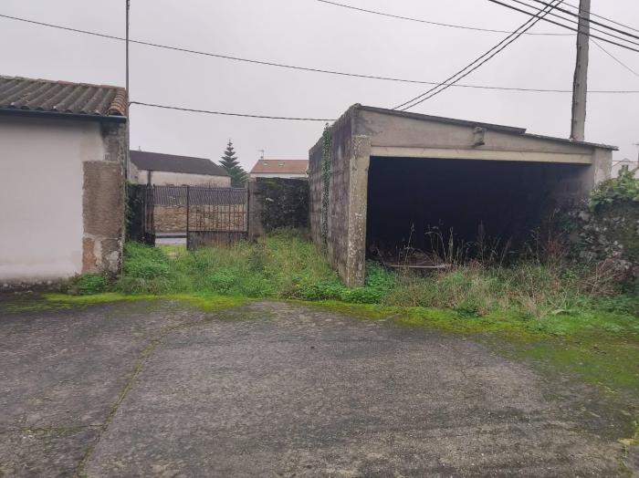 Se vende terreno edificable con galpón en Olveira
